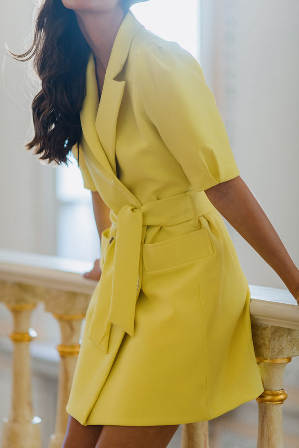 Vestido amarelo store com blazer preto