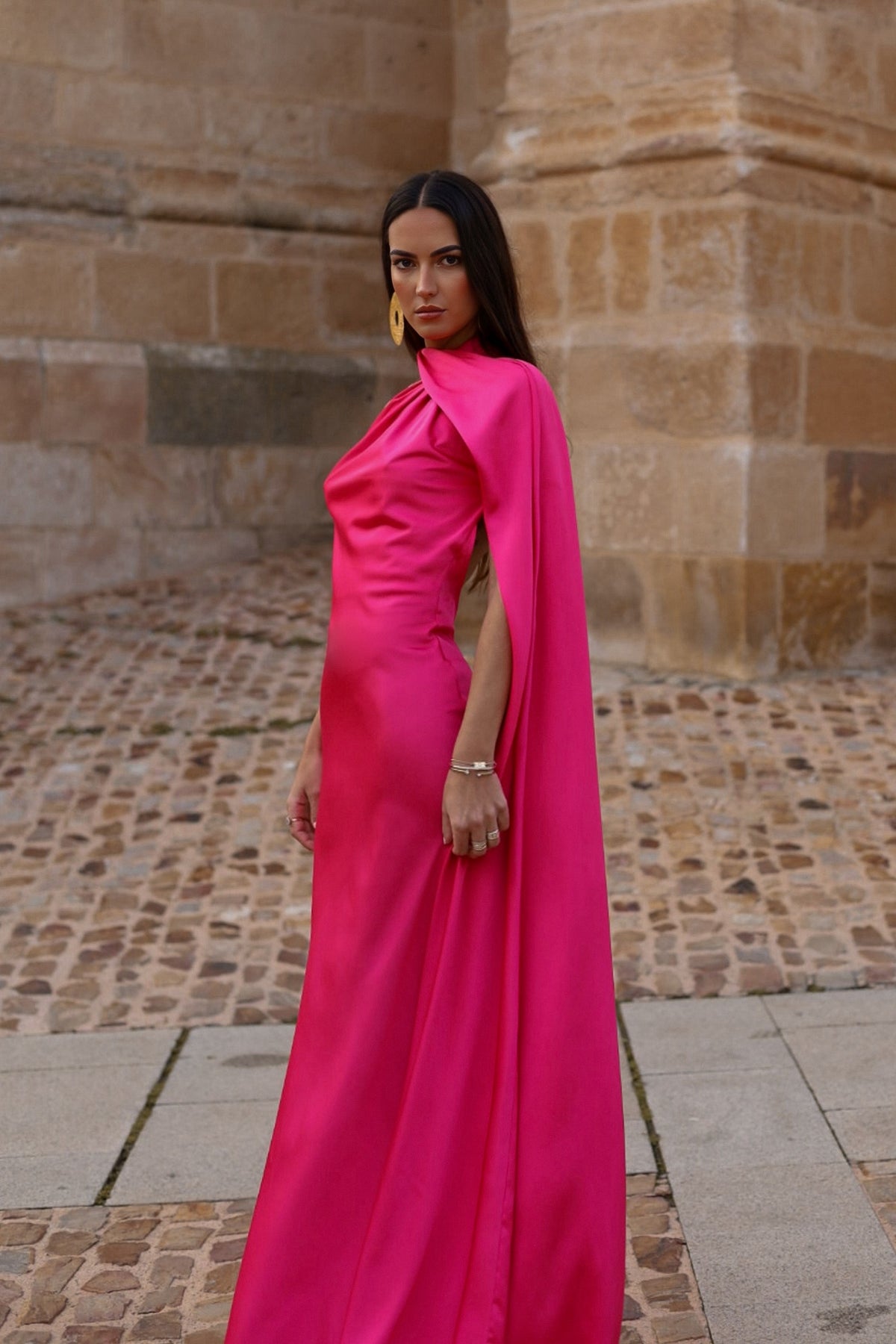 VESTIDO COMPRIDO FÚCSIA COM CAPA