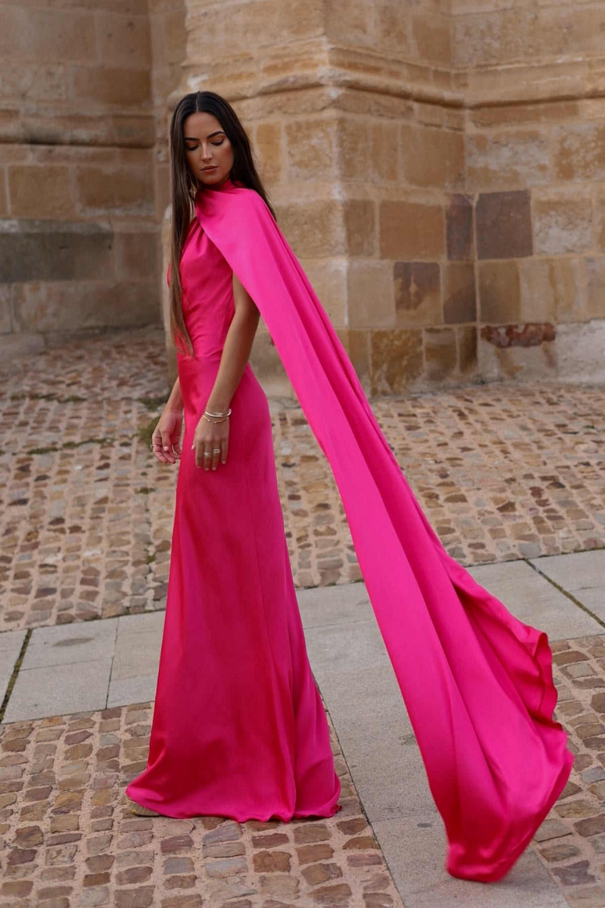 VESTIDO LARGO FUCSIA CON CAPA