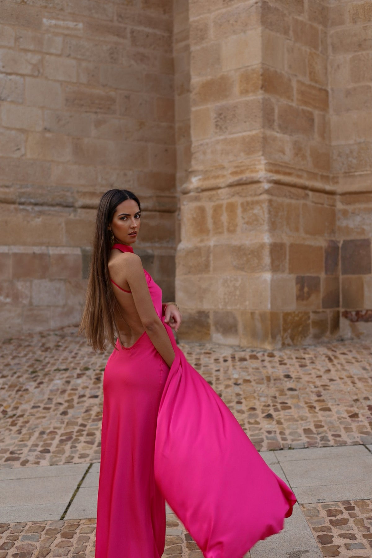 VESTIDO LARGO FUCSIA CON CAPA