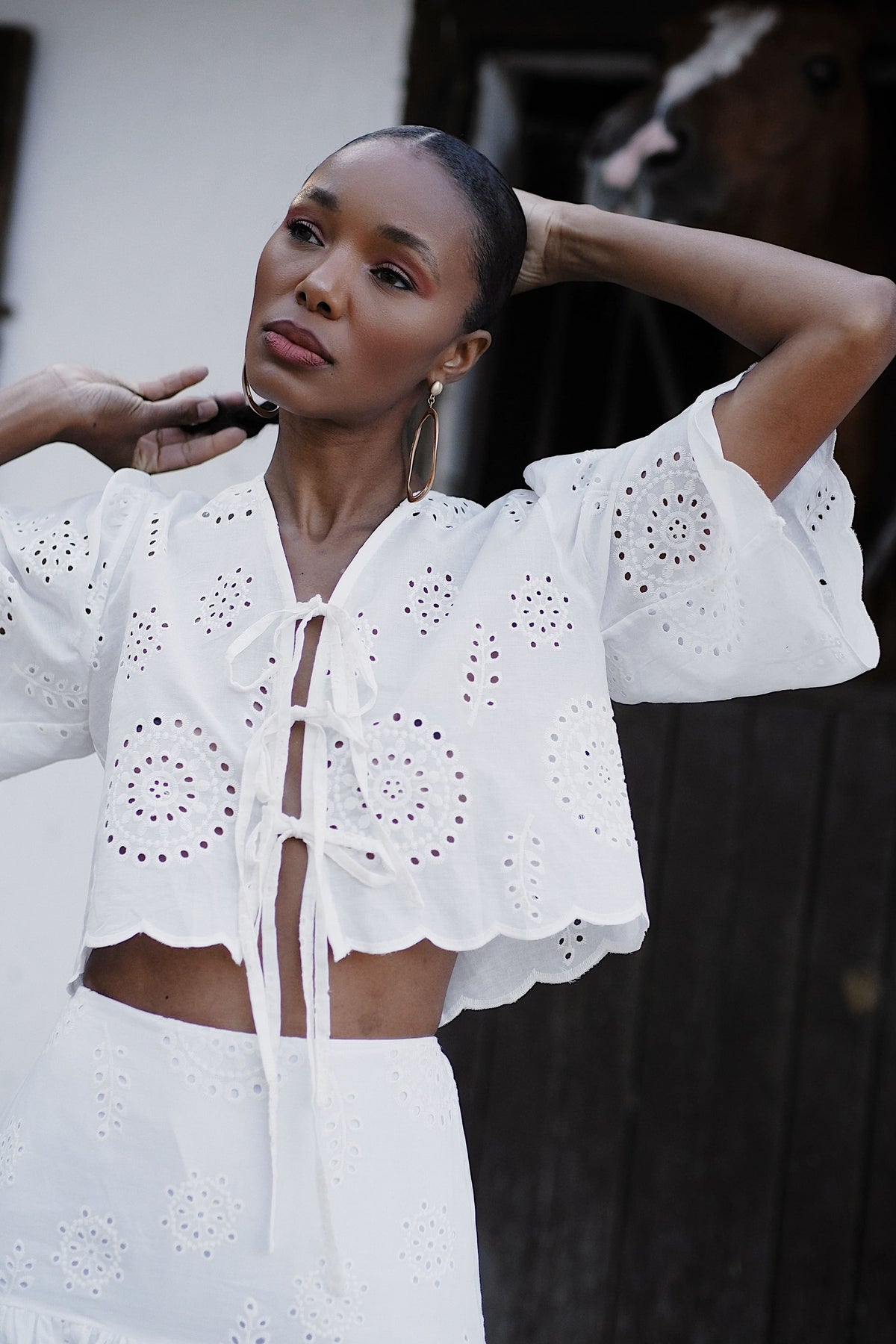 BLUSA BLANCA CON BORDADO INGLÉS