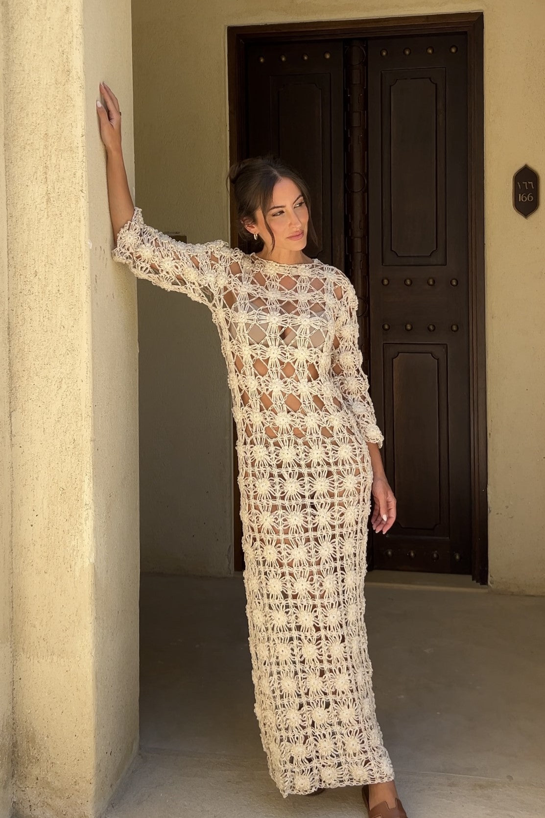 ROBE LONGUE BEIGE FAITE À LA MAIN AVEC DES FLEURS TRICOTÉES