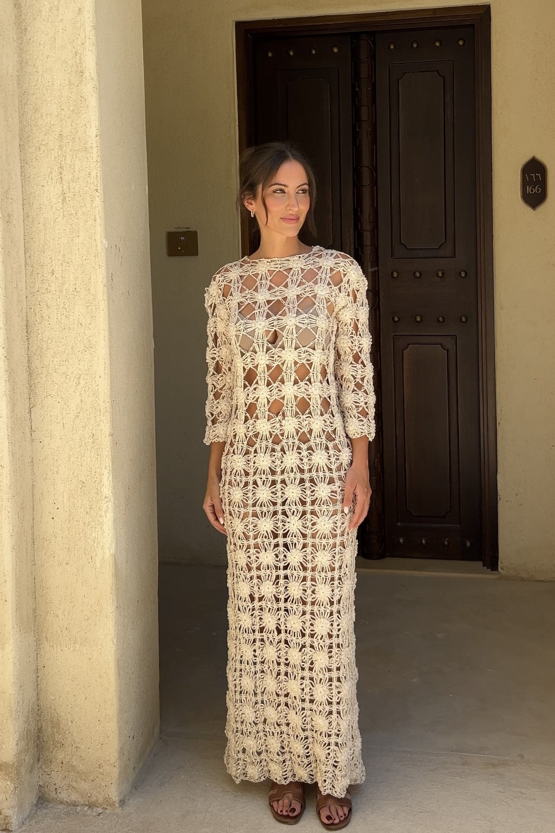 VESTIDO COMPRIDO ARTESANAL BEGE EM TRICOT FLORES