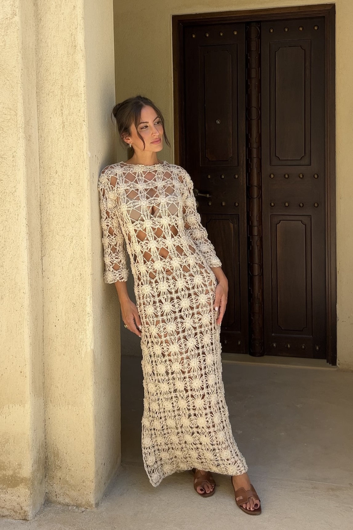 VESTIDO COMPRIDO ARTESANAL BEGE EM TRICOT FLORES