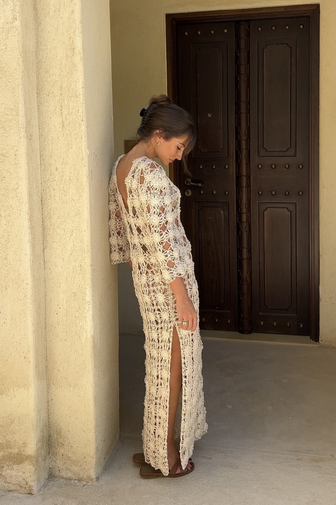 VESTIDO COMPRIDO ARTESANAL BEGE EM TRICOT FLORES