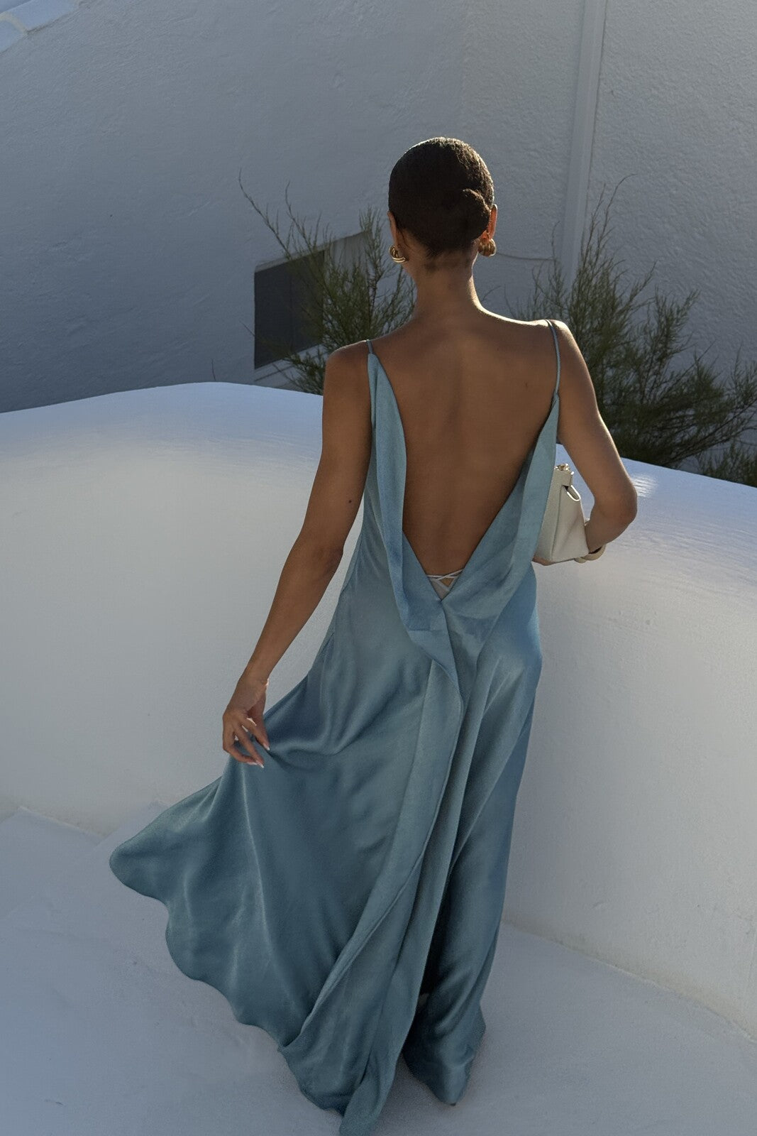 VESTIDO AZUL CON ESCOTE PROFUNDO EN LA ESPALDA