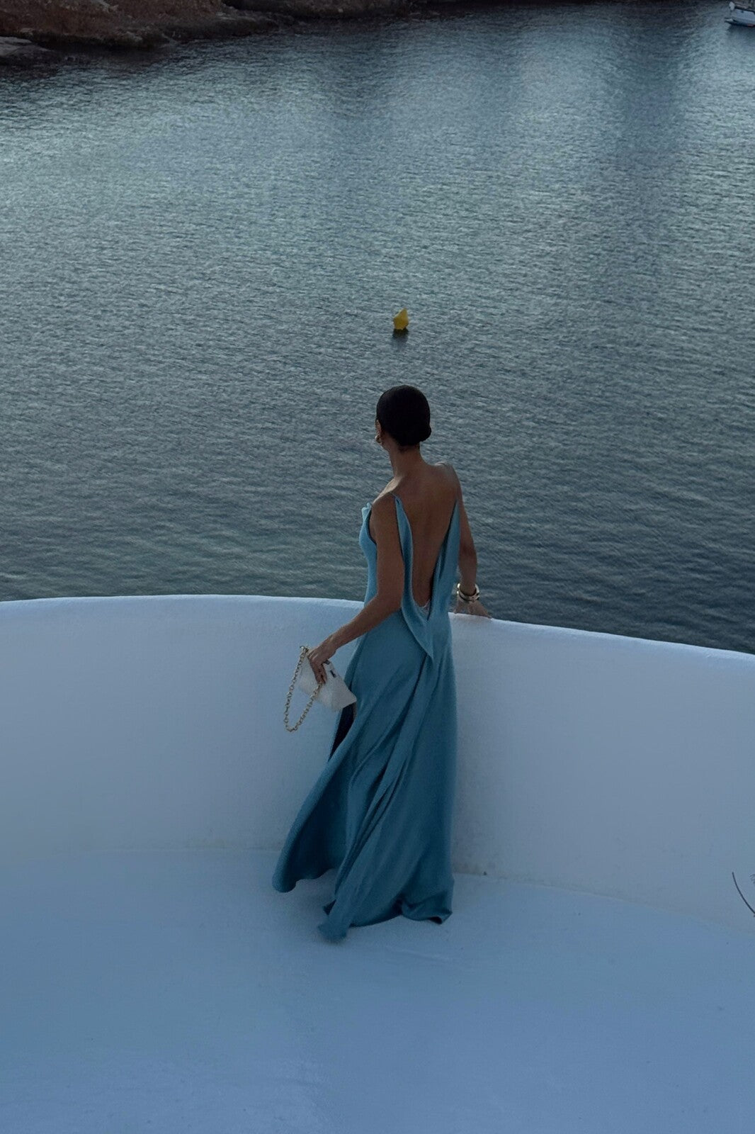 VESTIDO AZUL CON ESCOTE PROFUNDO EN LA ESPALDA