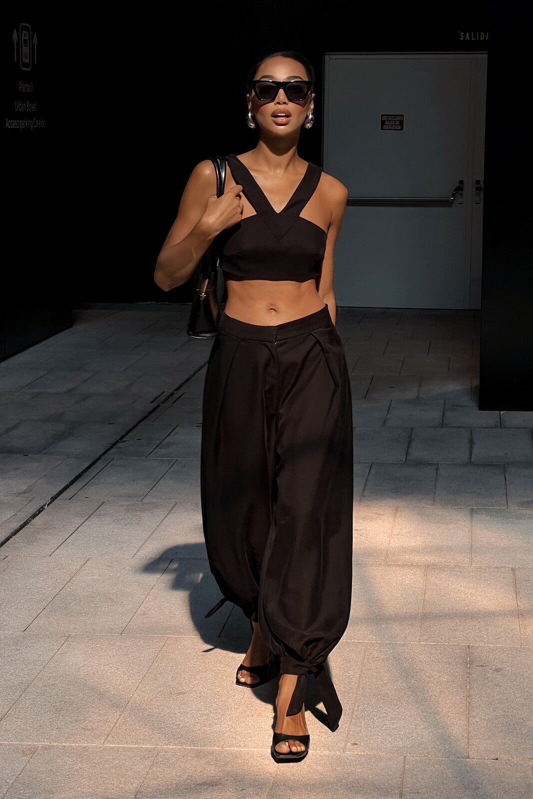 BLACK BALLOON-EFFECT TROUSERS