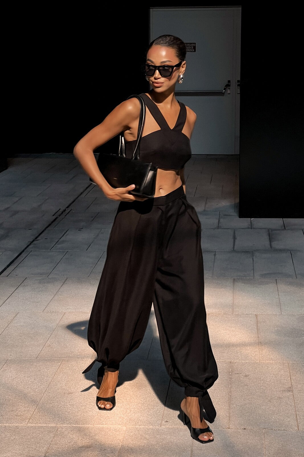 BLACK BALLOON-EFFECT TROUSERS