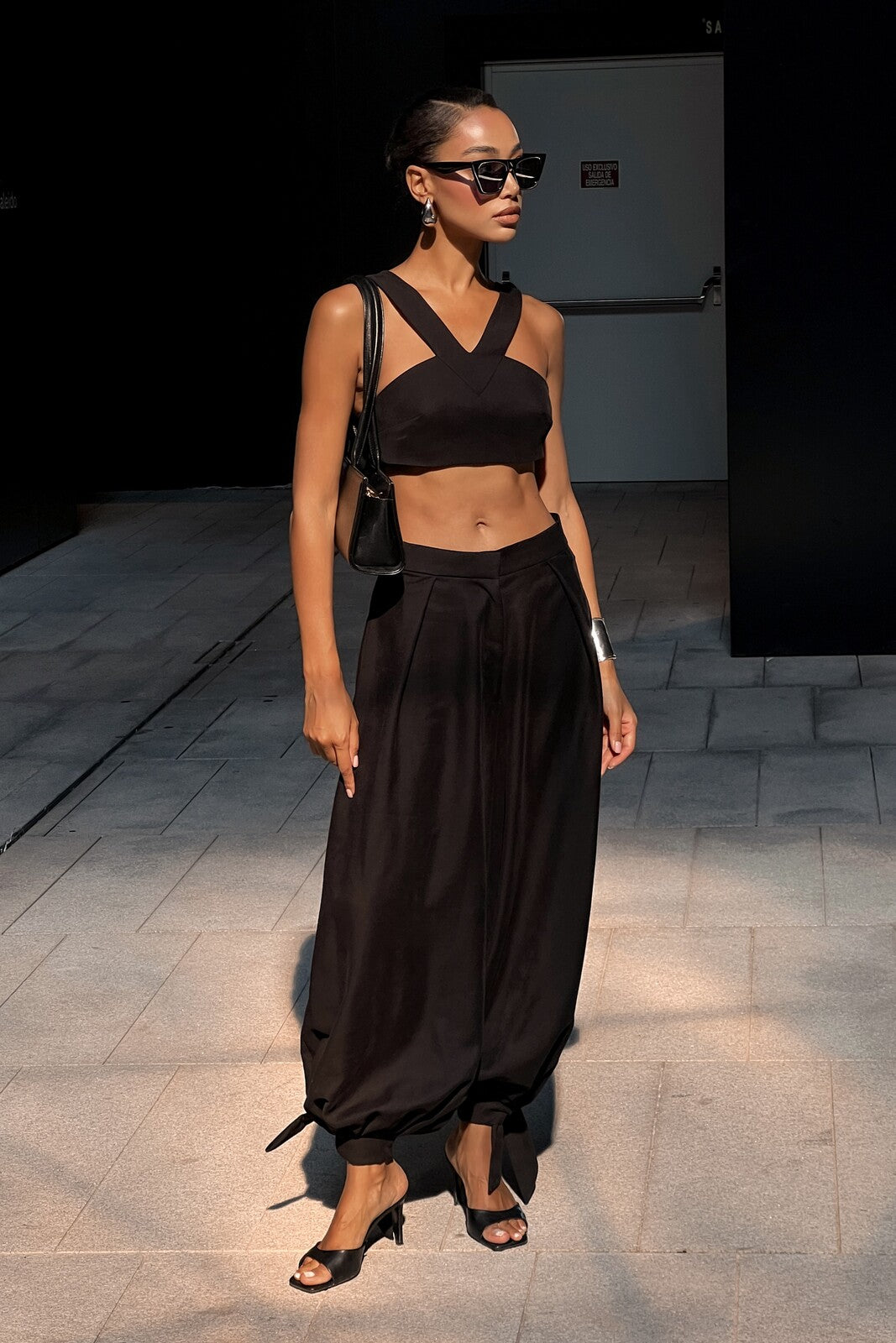 BLACK BALLOON-EFFECT TROUSERS