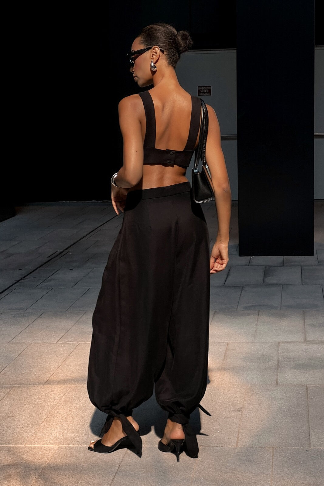 BLACK BALLOON-EFFECT TROUSERS