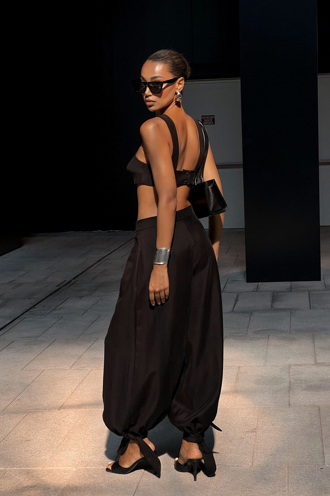 BLACK BALLOON-EFFECT TROUSERS