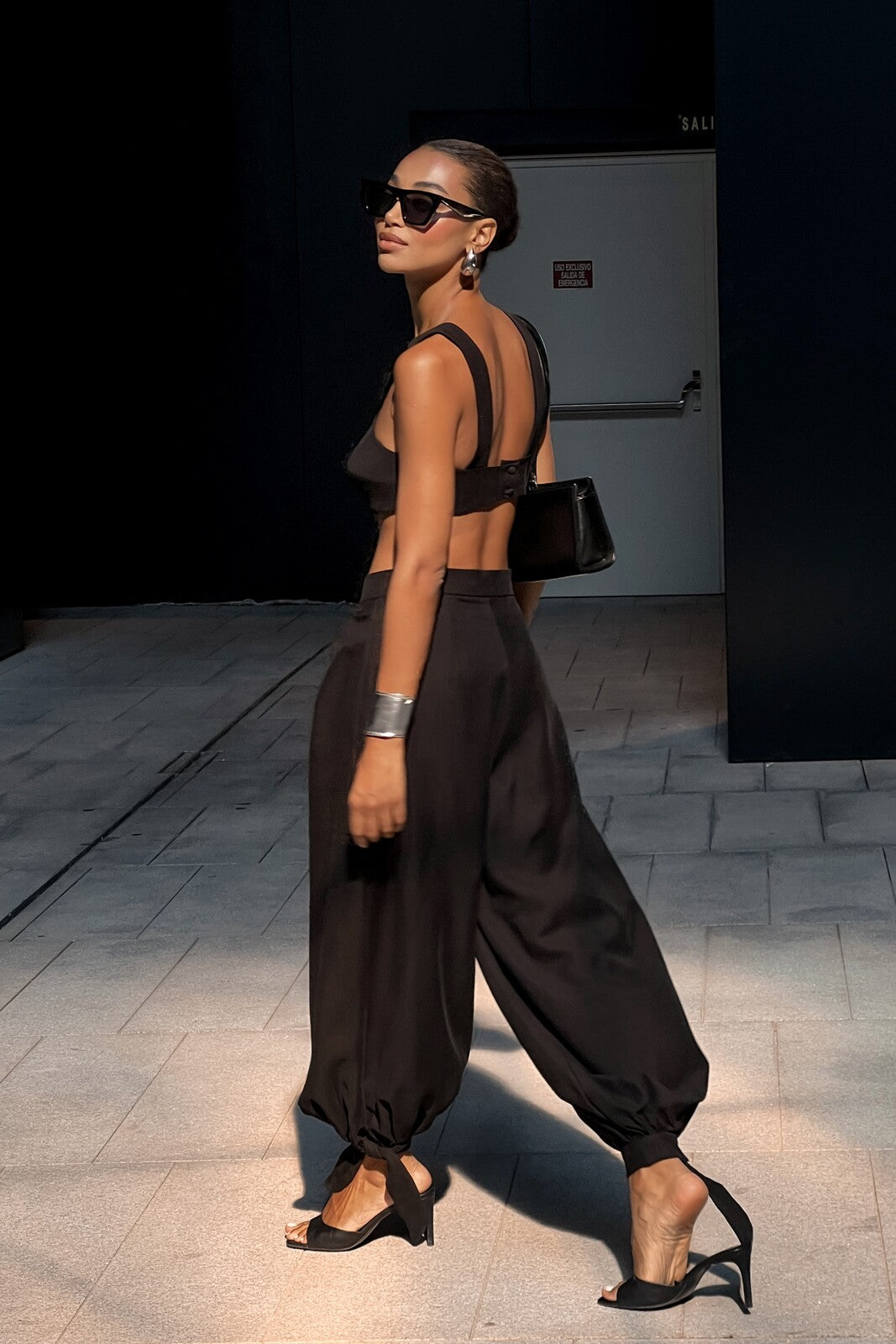 BLACK BALLOON-EFFECT TROUSERS