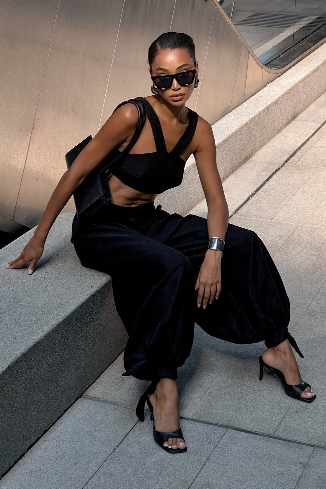 BLACK BALLOON-EFFECT TROUSERS