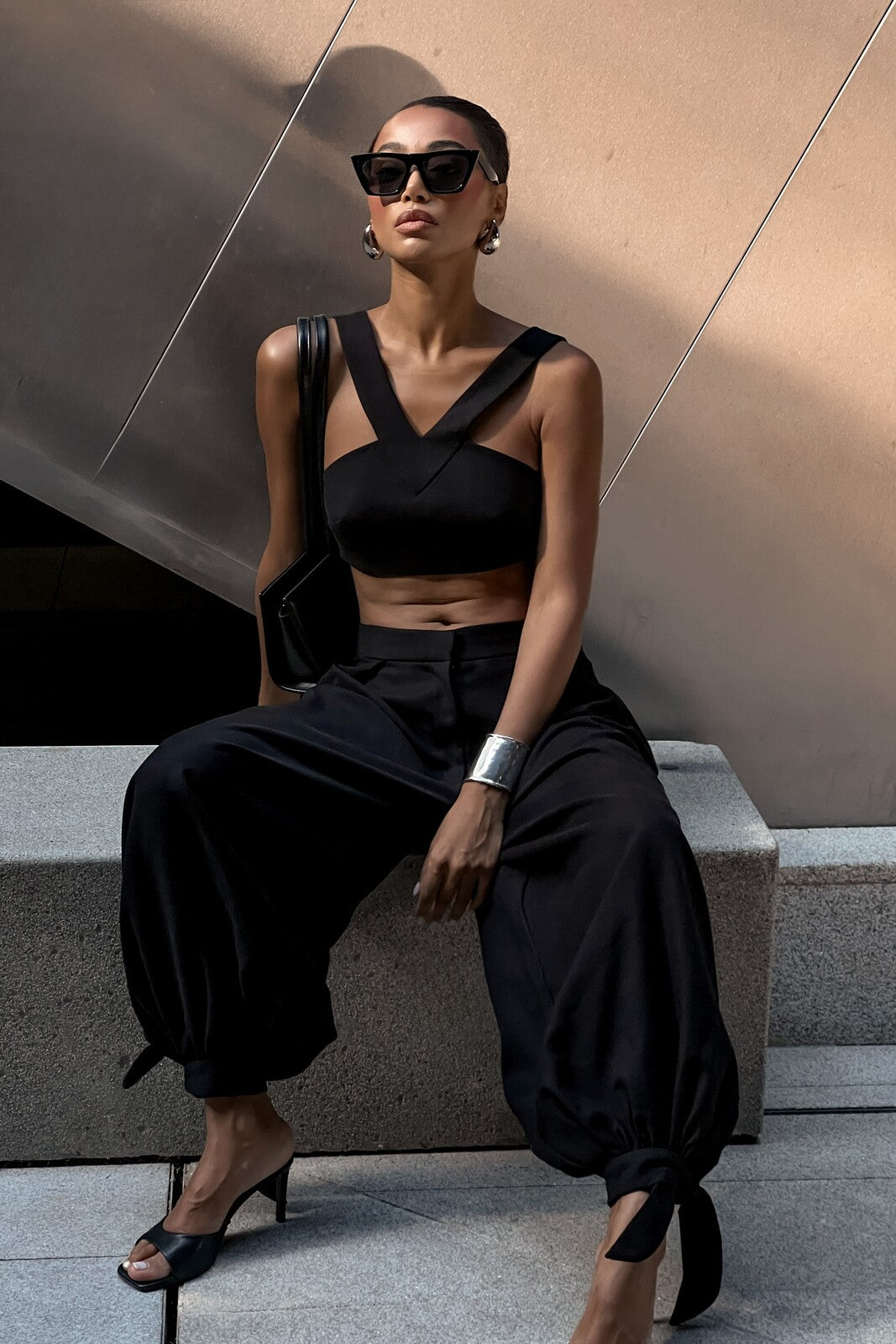 BLACK BALLOON-EFFECT TROUSERS