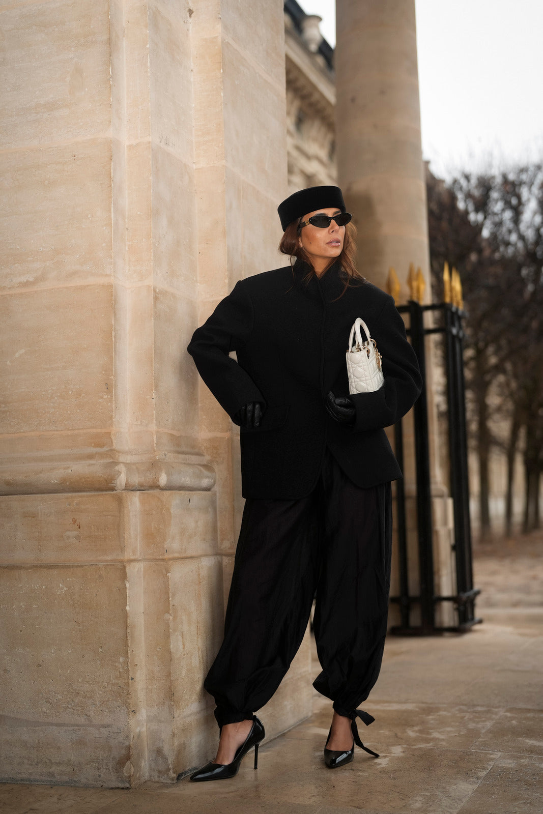 CAPPOTTO NERO IN LANA CON CHIUSURA A BOTTONI A PRESSIONE