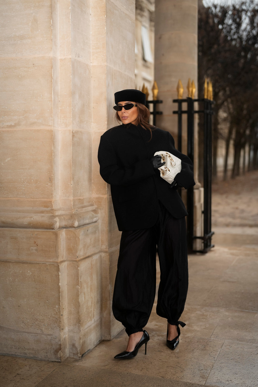 CAPPOTTO NERO IN LANA CON CHIUSURA A BOTTONI A PRESSIONE