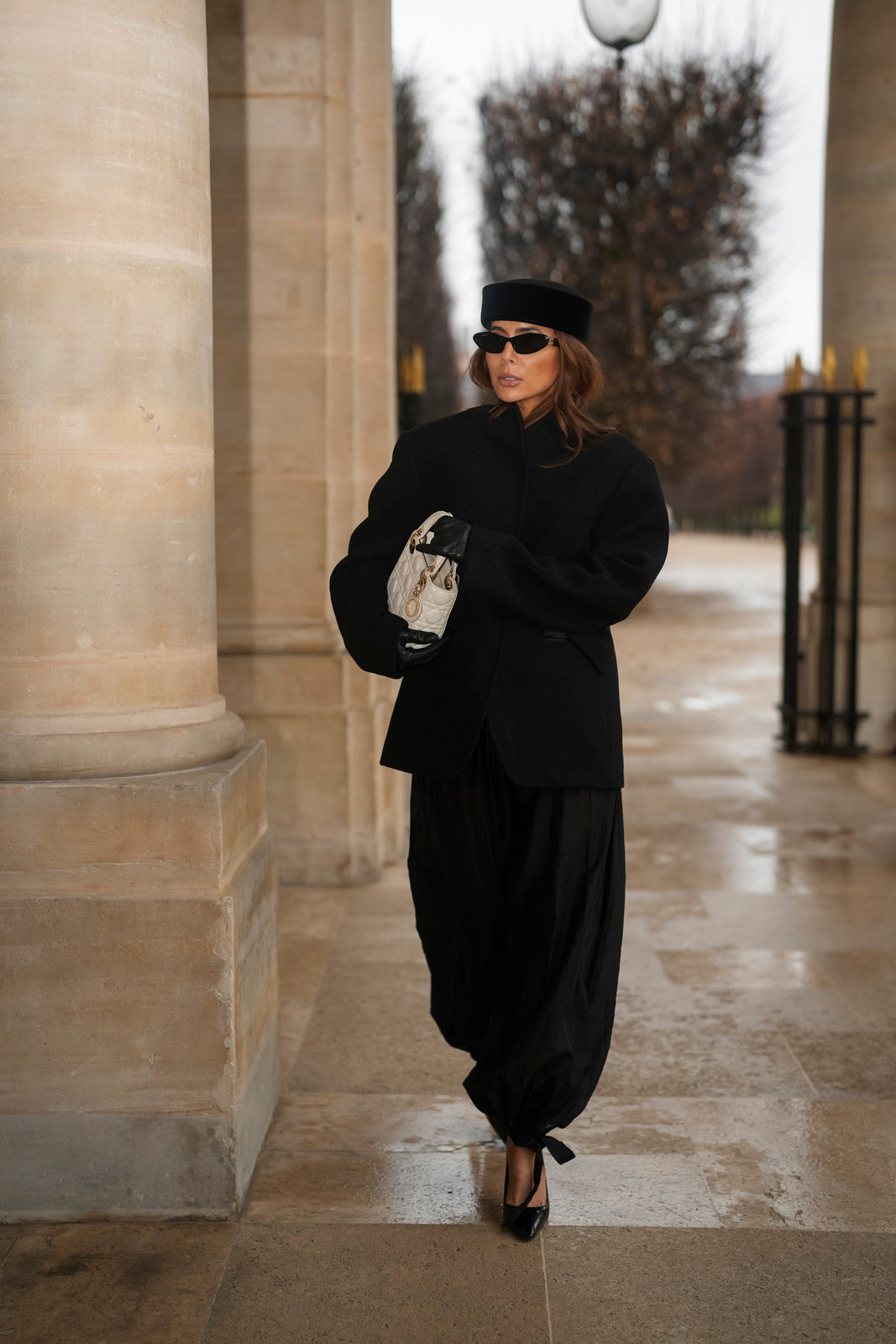 CAPPOTTO NERO IN LANA CON CHIUSURA A BOTTONI A PRESSIONE