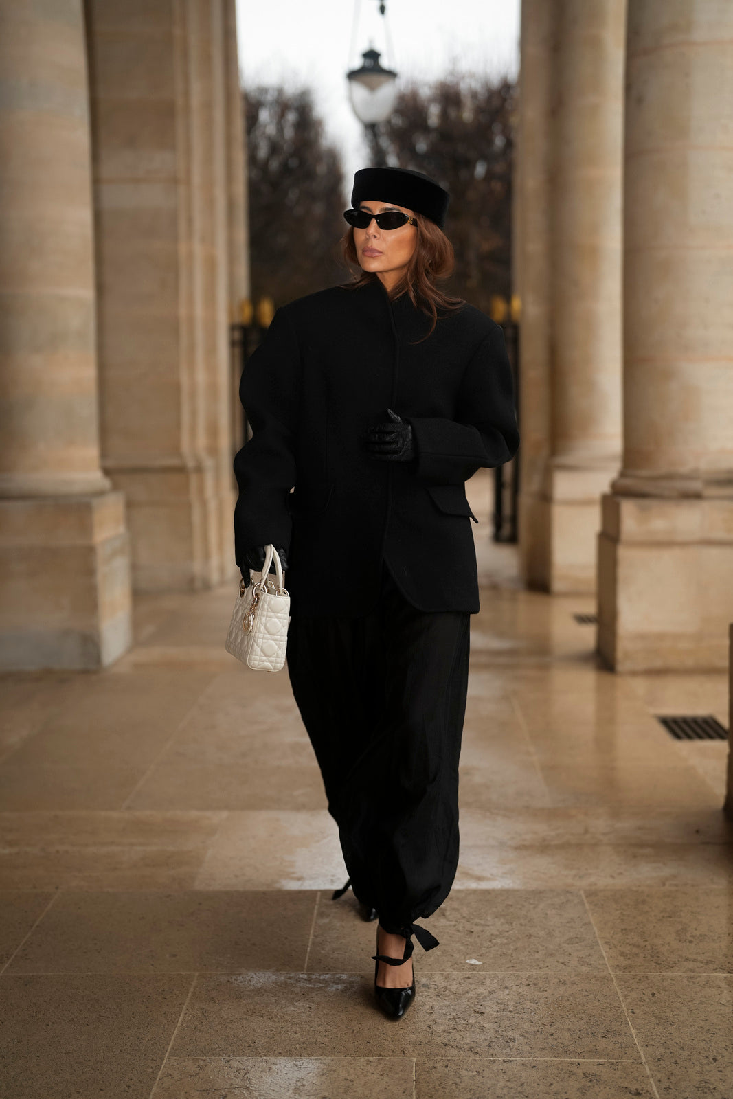 CAPPOTTO NERO IN LANA CON CHIUSURA A BOTTONI A PRESSIONE