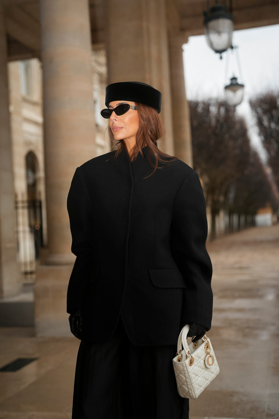 CAPPOTTO NERO IN LANA CON CHIUSURA A BOTTONI A PRESSIONE