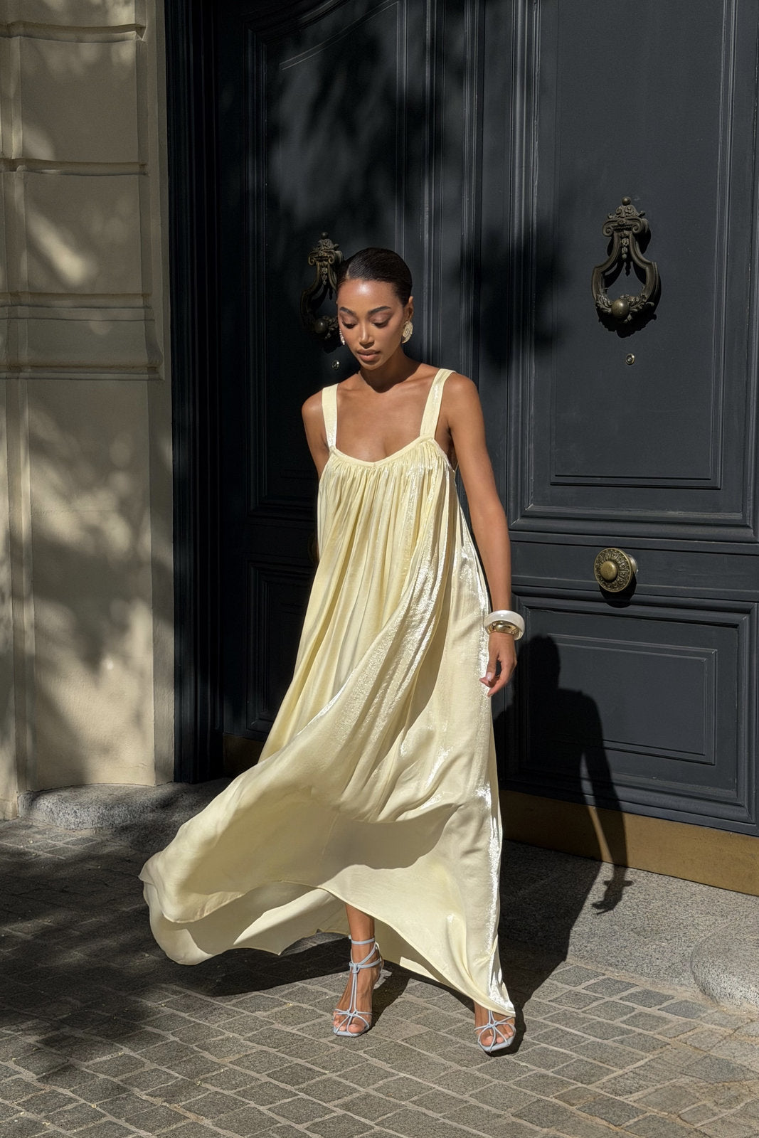VESTIDO LONGO AMARELO MANTEIGA ACETINADO COSTAS ABERTAS
