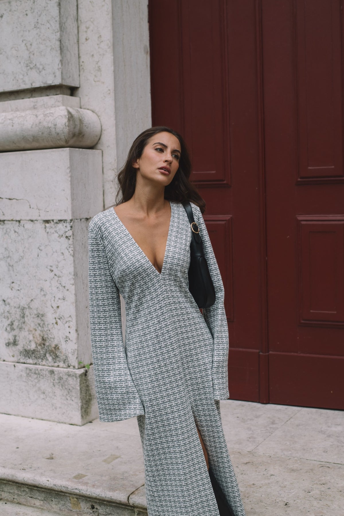 LONG GRAY AND WHITE DRESS WITH NECKLINE