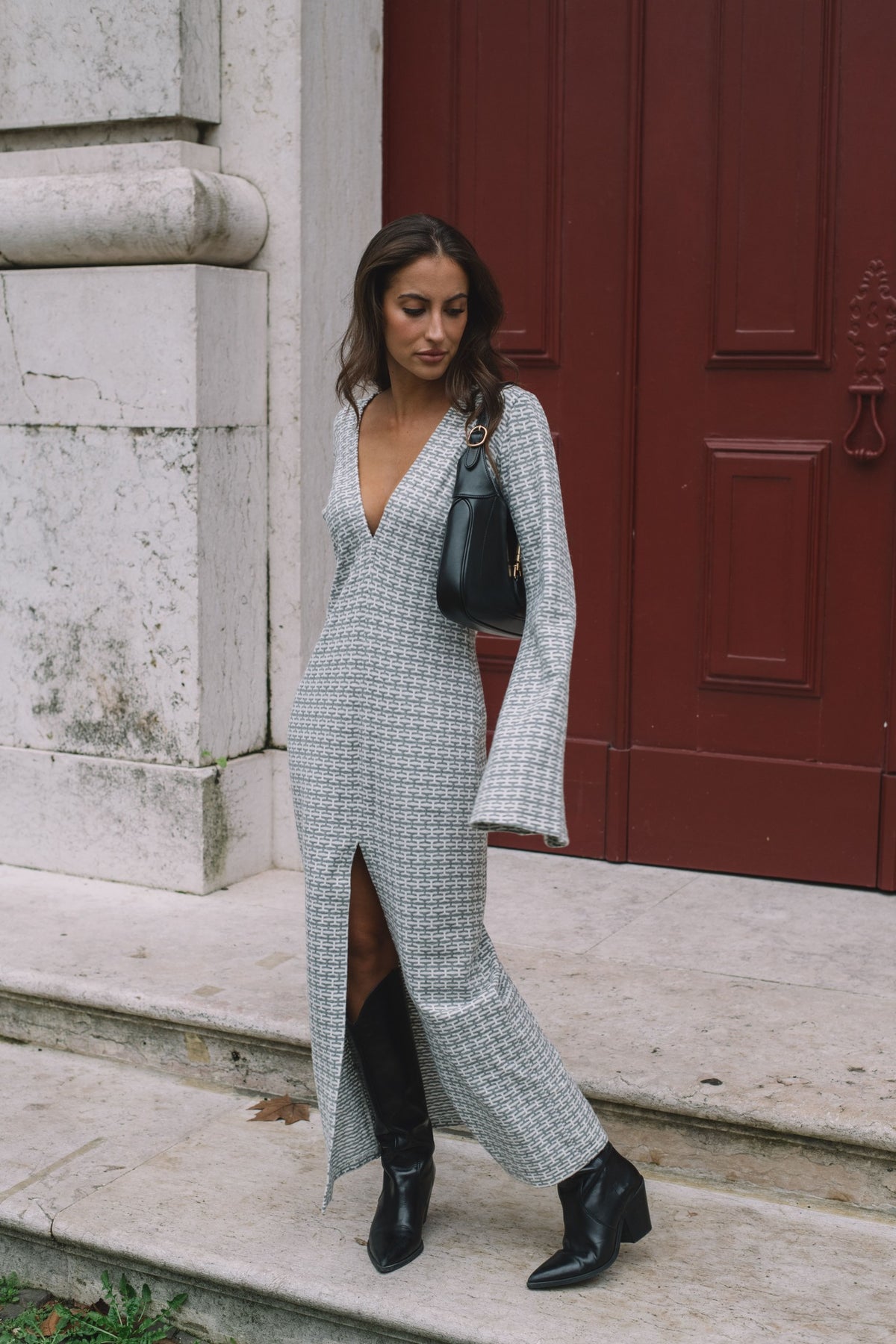 LONG GRAY AND WHITE DRESS WITH NECKLINE