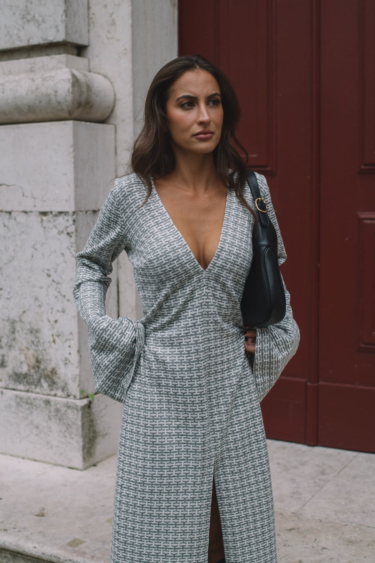 LONG GRAY AND WHITE DRESS WITH NECKLINE
