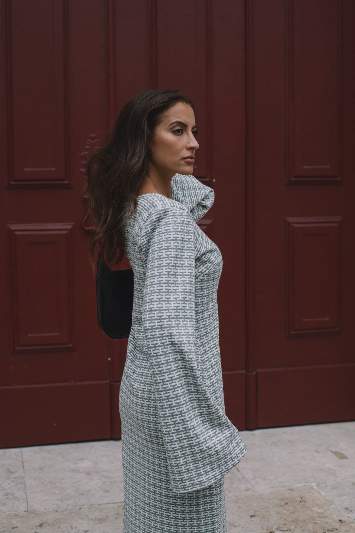 LONG GRAY AND WHITE DRESS WITH NECKLINE