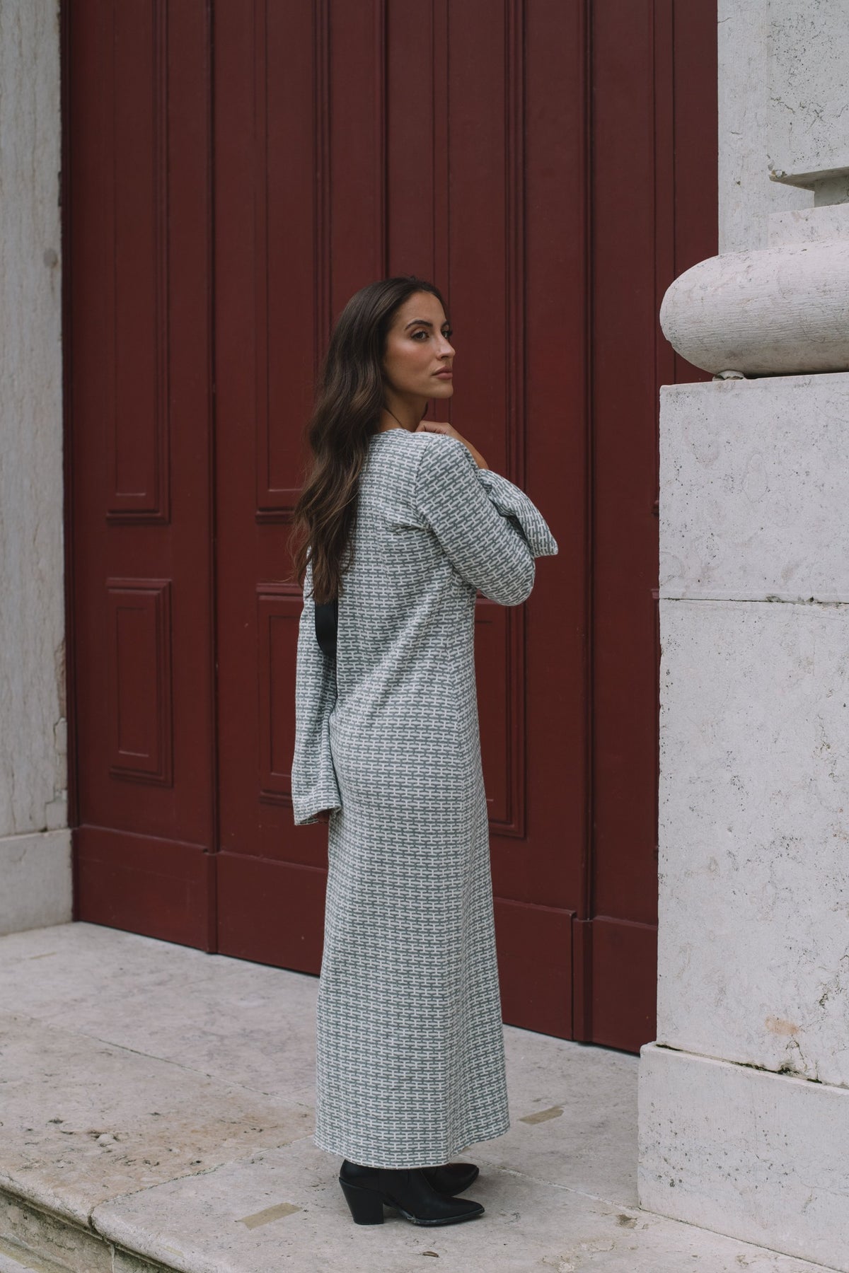 LONG GRAY AND WHITE DRESS WITH NECKLINE