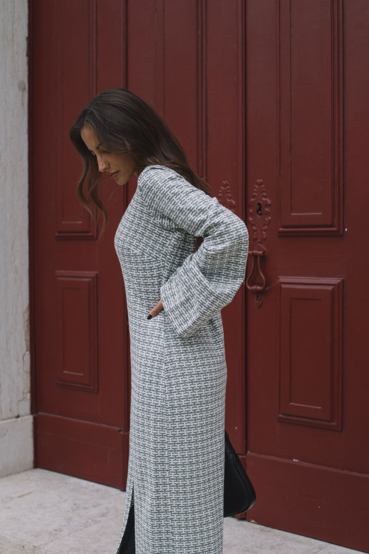LONG GRAY AND WHITE DRESS WITH NECKLINE