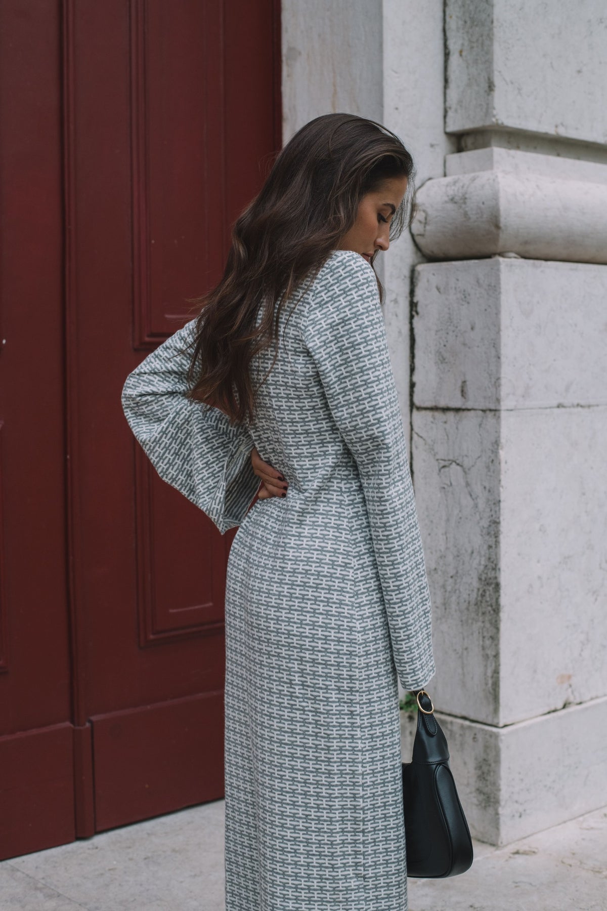 LONG GRAY AND WHITE DRESS WITH NECKLINE