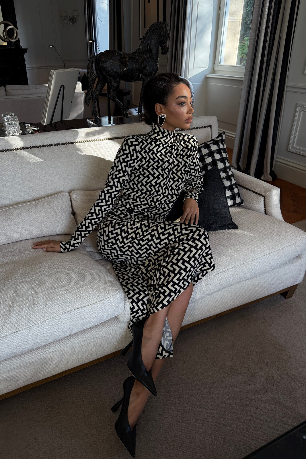 VESTIDO MIDI ASIMÉTRICO CON ESTAMPADO GEOMÉTRICO EN BLANCO Y NEGRO