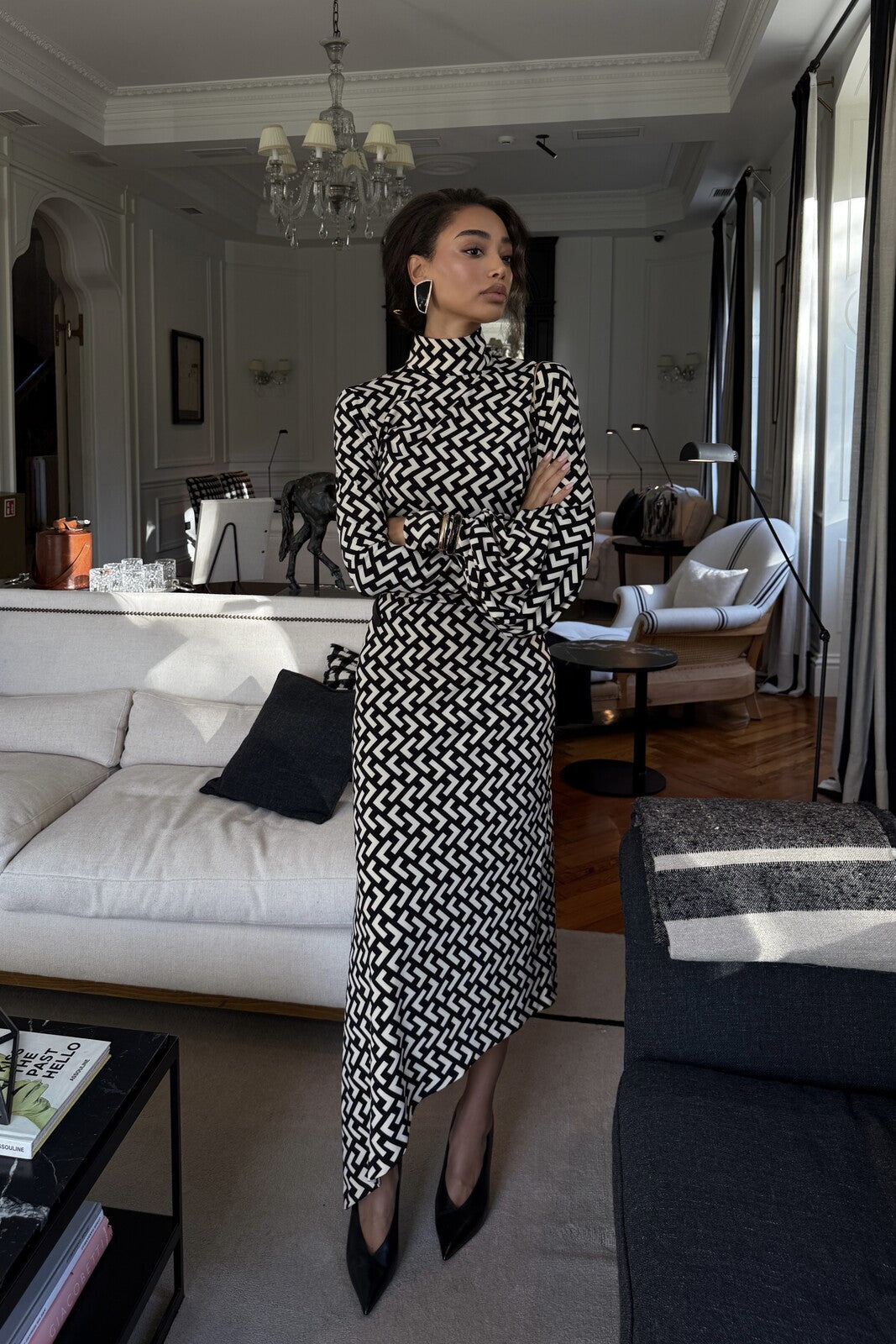 VESTIDO MIDI ASIMÉTRICO CON ESTAMPADO GEOMÉTRICO EN BLANCO Y NEGRO