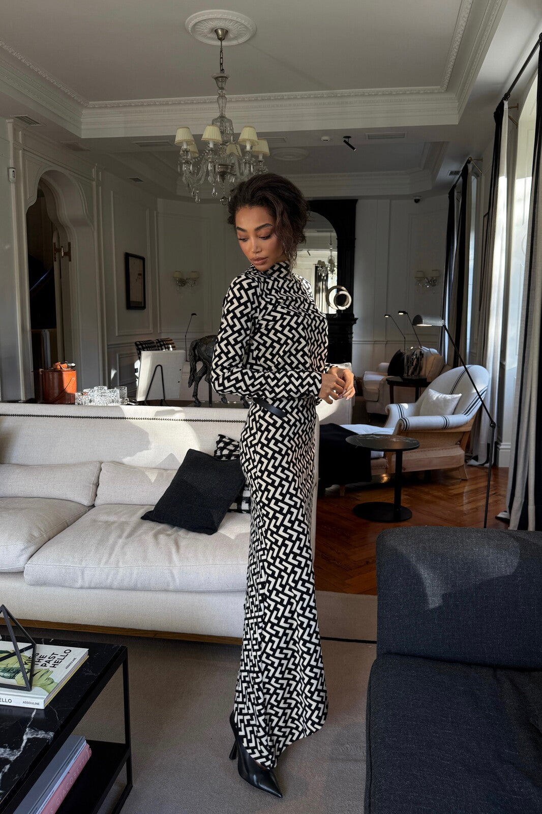 VESTIDO MIDI ASIMÉTRICO CON ESTAMPADO GEOMÉTRICO EN BLANCO Y NEGRO