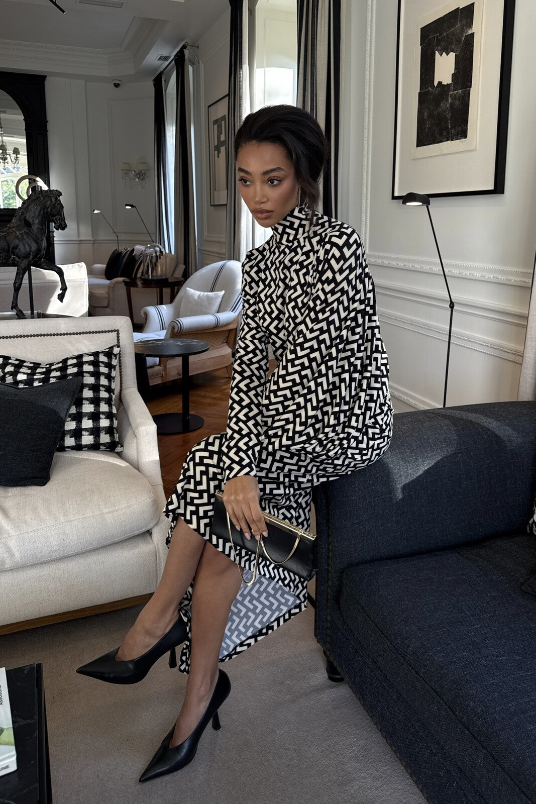 VESTIDO MIDI ASIMÉTRICO CON ESTAMPADO GEOMÉTRICO EN BLANCO Y NEGRO