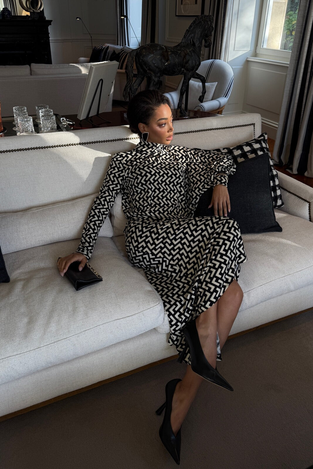 VESTIDO MIDI ASIMÉTRICO CON ESTAMPADO GEOMÉTRICO EN BLANCO Y NEGRO