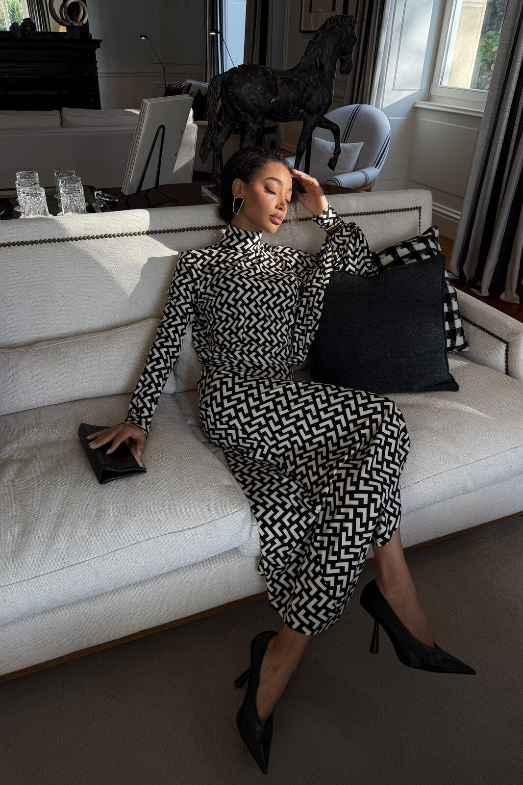 VESTIDO MIDI ASIMÉTRICO CON ESTAMPADO GEOMÉTRICO EN BLANCO Y NEGRO