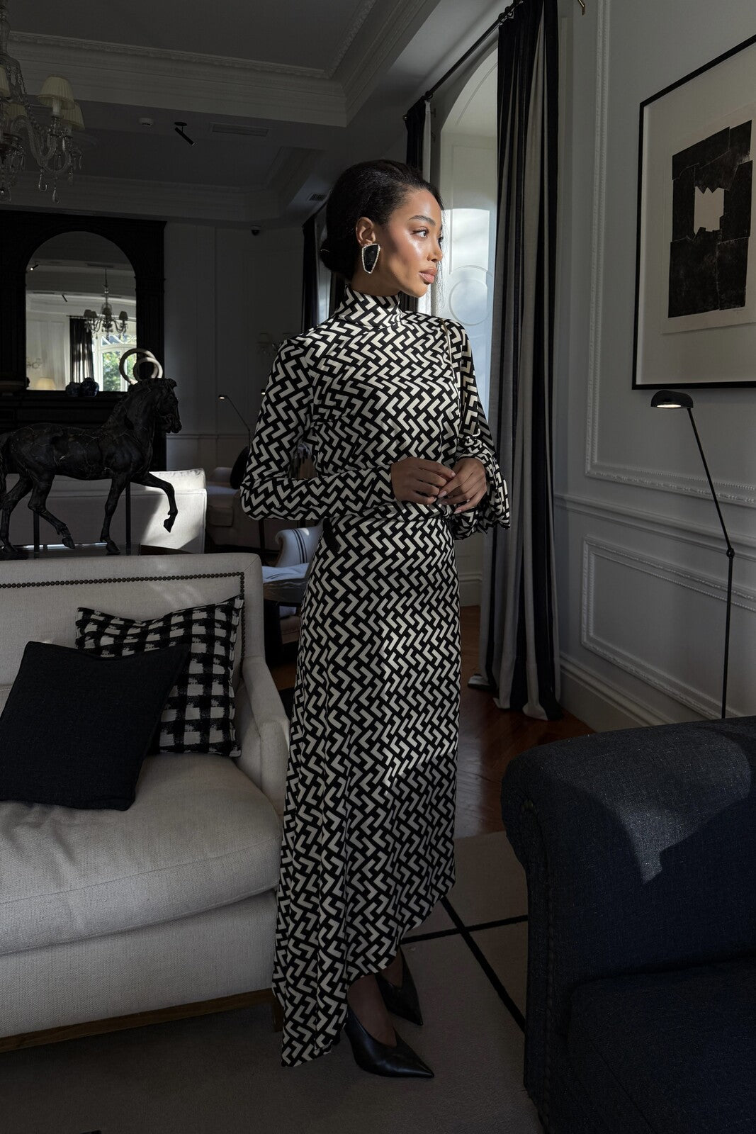 VESTIDO MIDI ASIMÉTRICO CON ESTAMPADO GEOMÉTRICO EN BLANCO Y NEGRO