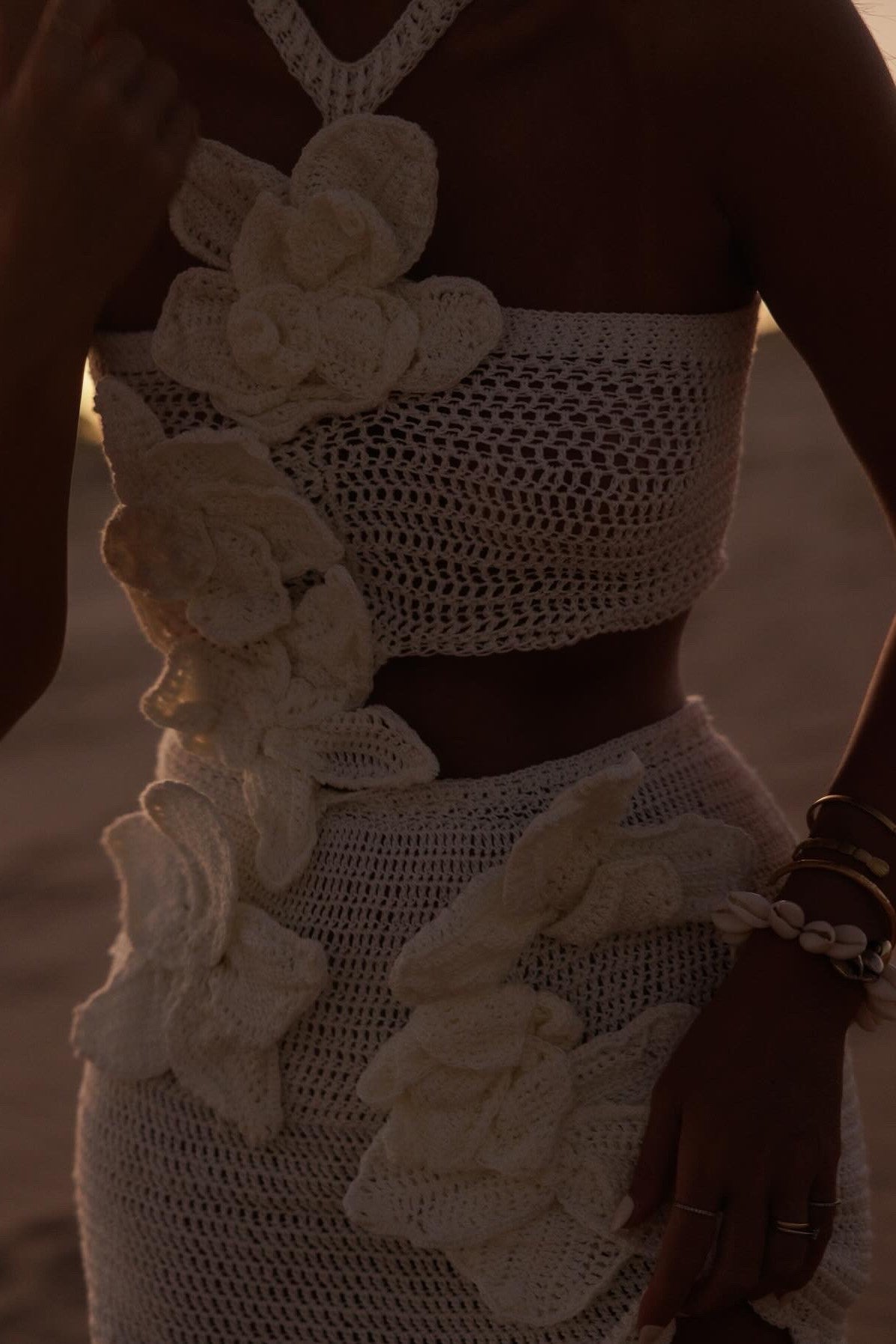 ROBE BLANCHE TRICOTÉE À LA MAIN AVEC DES FLEURS