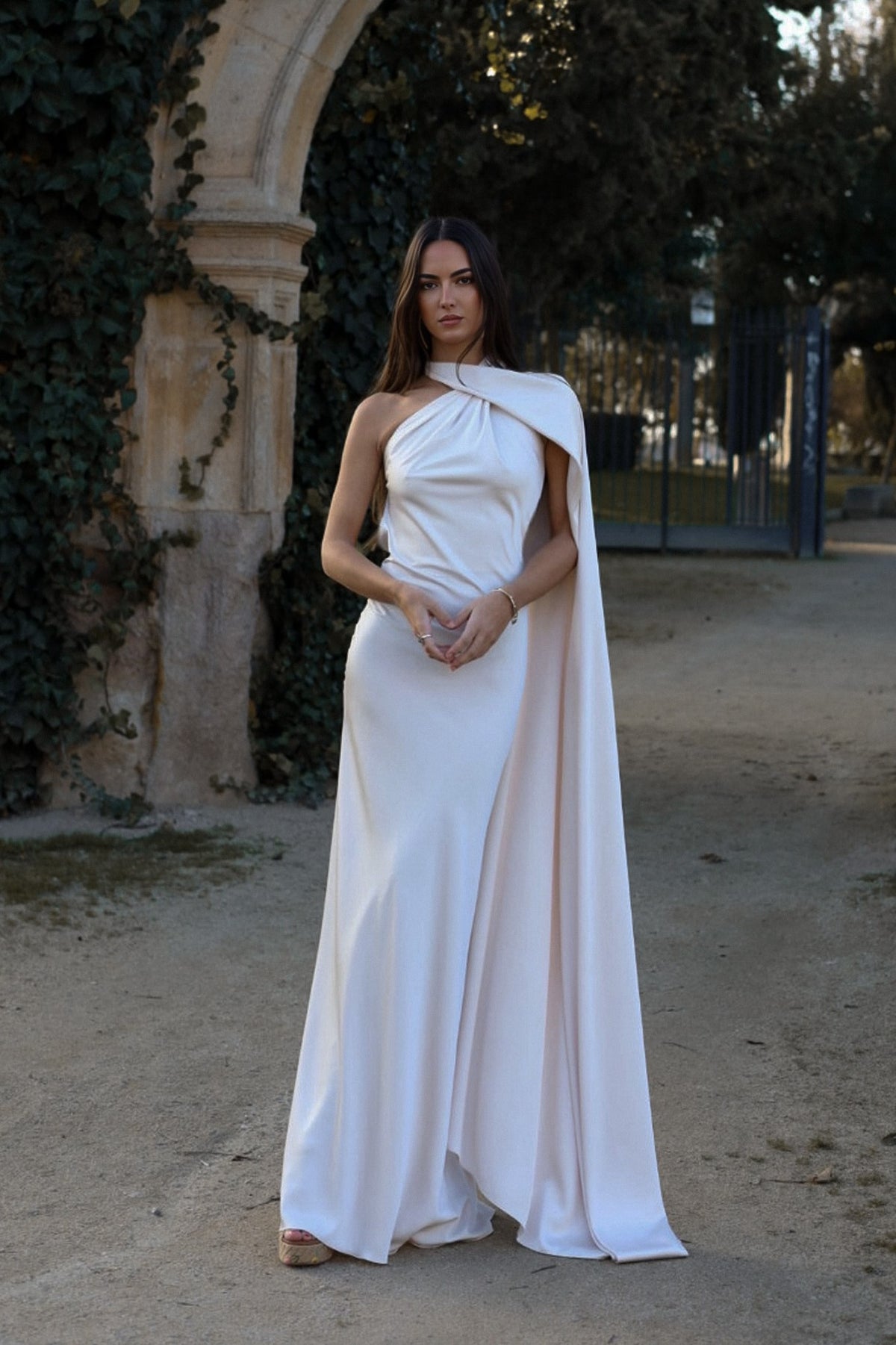 ROBE LONGUE NEUTRE AVEC CAPE