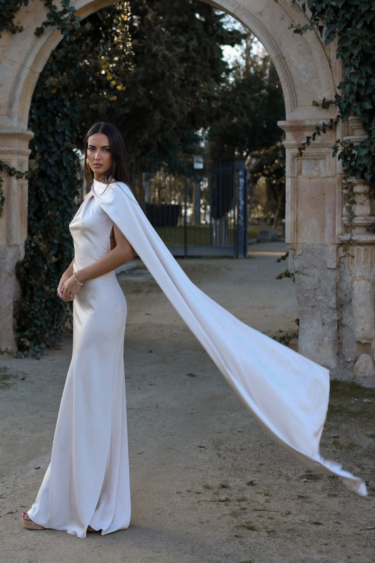 ROBE LONGUE NEUTRE AVEC CAPE