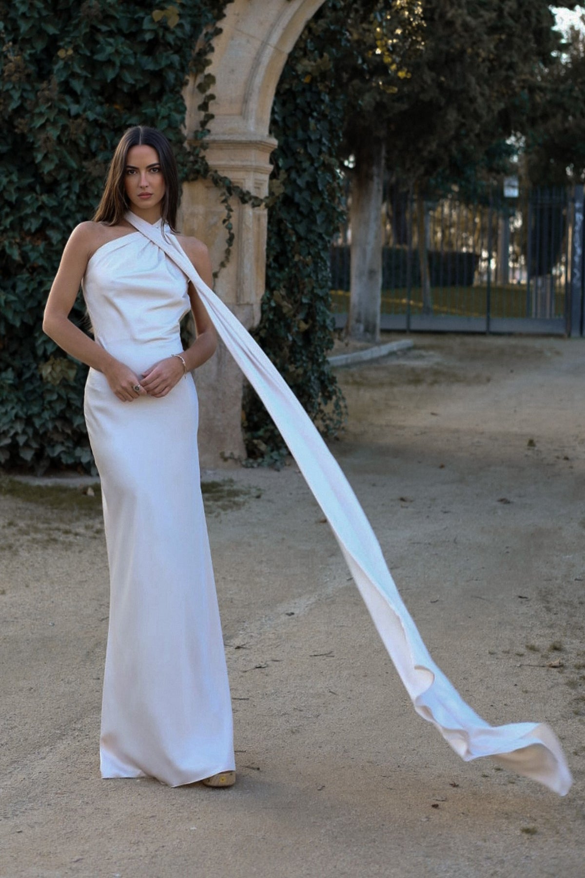 VESTIDO COMPRIDO CRÚ COM CAPA