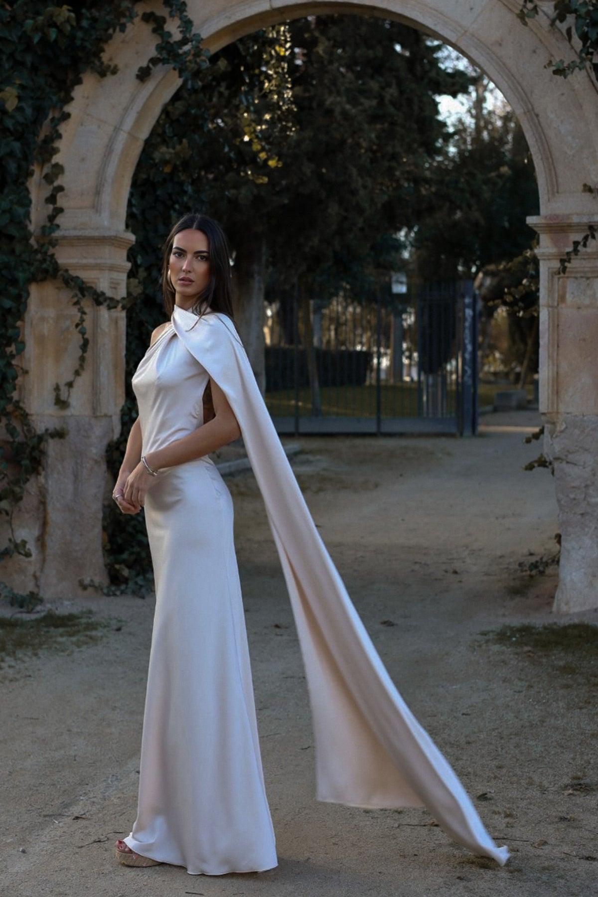 ROBE LONGUE NEUTRE AVEC CAPE