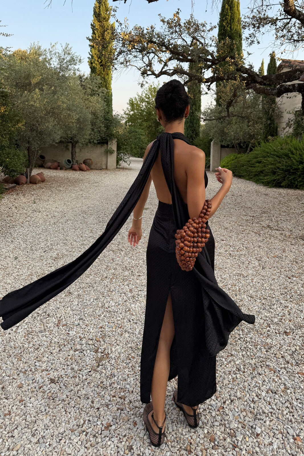 VESTIDO PRETO COM LAÇO E POÁ TEXTURIZADO