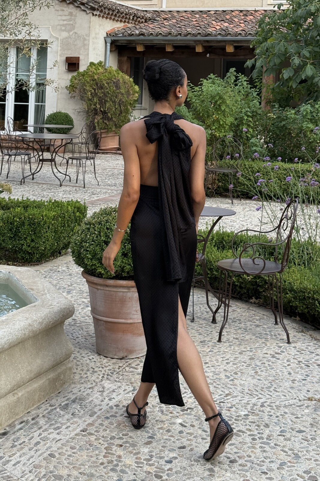 VESTIDO PRETO COM LAÇO E POÁ TEXTURIZADO