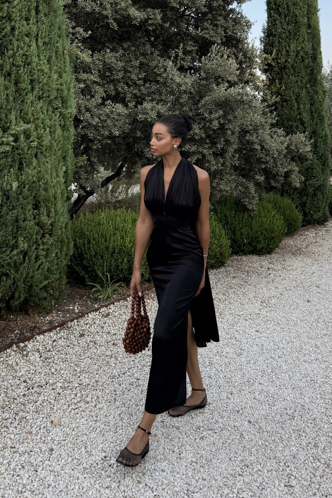 VESTIDO PRETO COM LAÇO E POÁ TEXTURIZADO