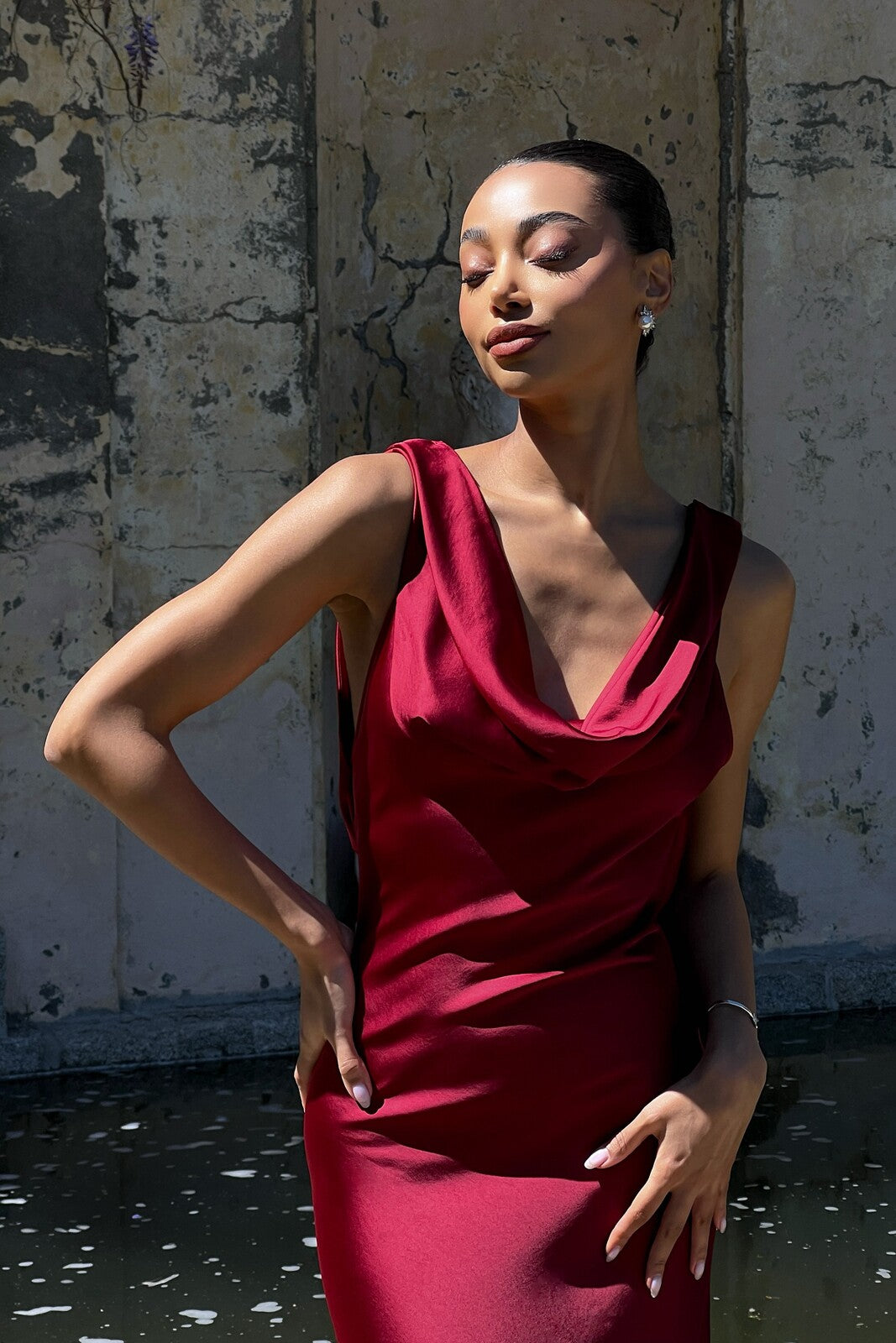 BORDEAUX DRESS WITH PLEATS AT THE NECKLINE