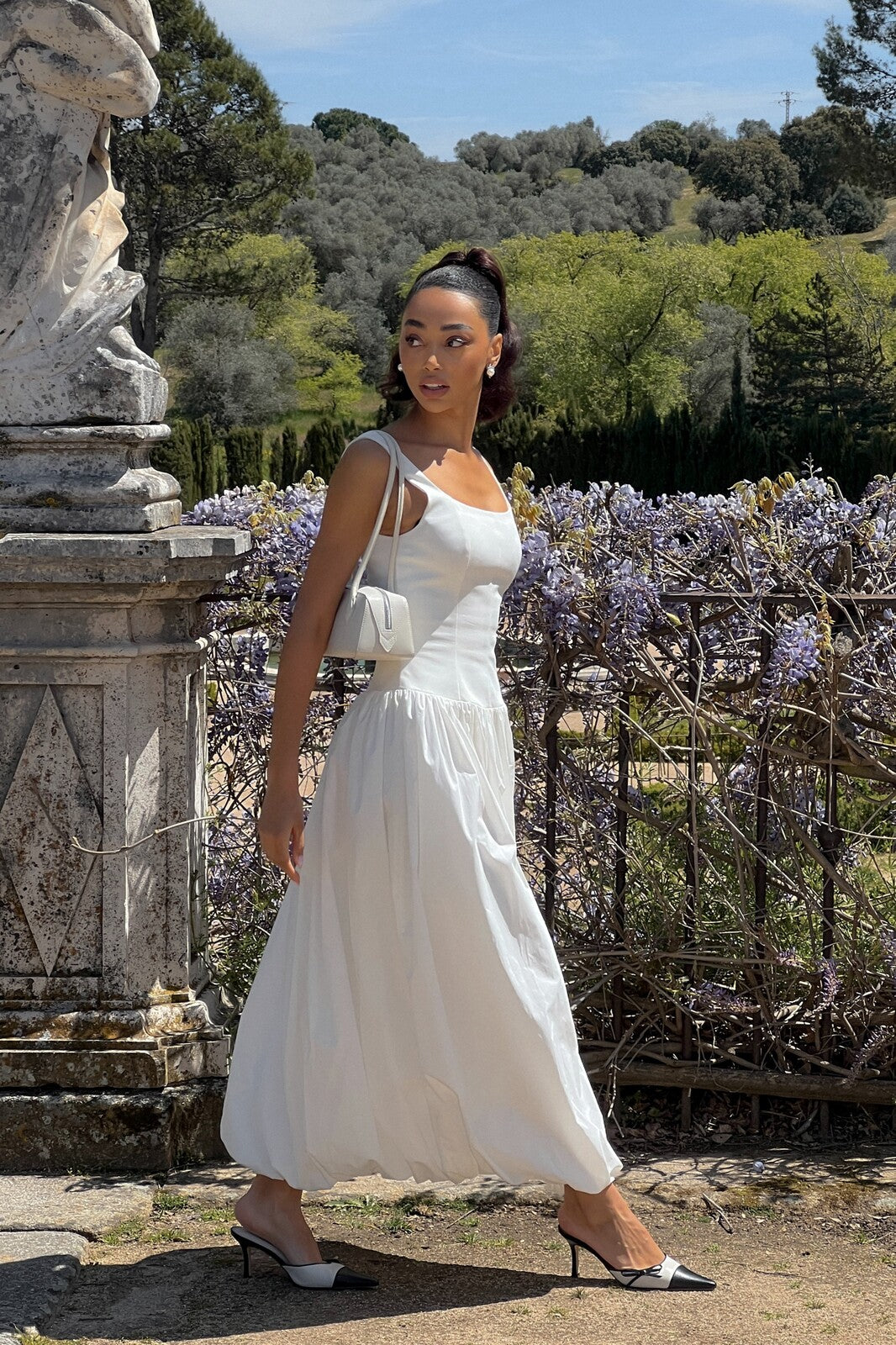 Giovane Donna Sorridente Su Fondo Bianco Che Celebra Parto, Vesto Giovane Donna Sorridente Su Fondo Bianco Che Celebra Parto, Vesto