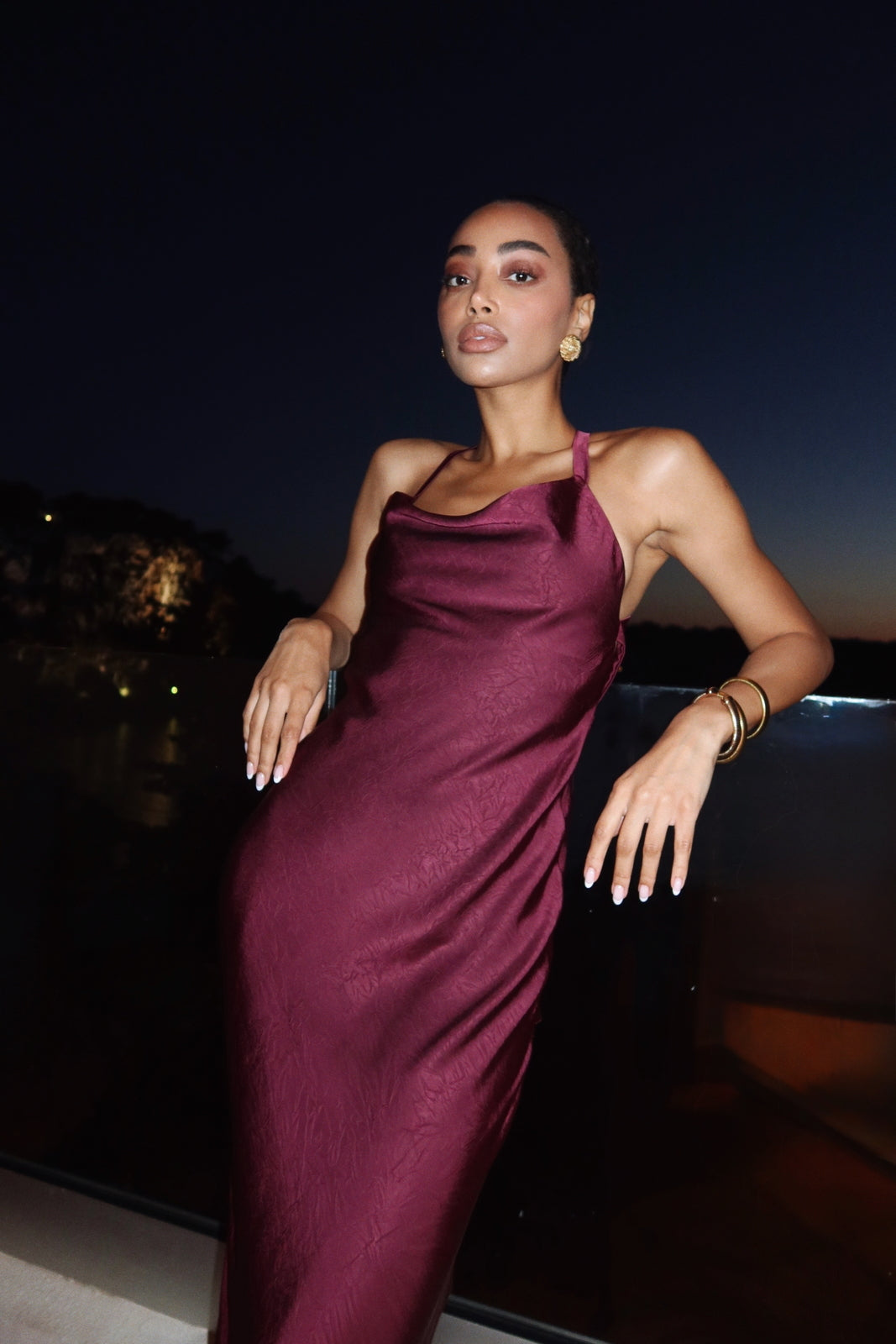 VESTIDO BORDEAUX COM TEXTURA